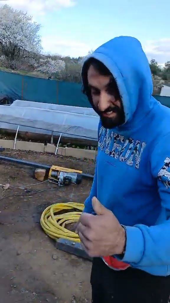 Вертикален кадър от видео с изкопаване на кладенец.